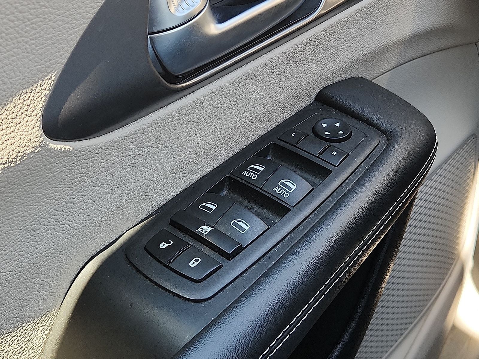 2024 Chrysler Pacifica Select