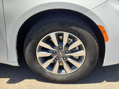 2024 Chrysler Pacifica Select